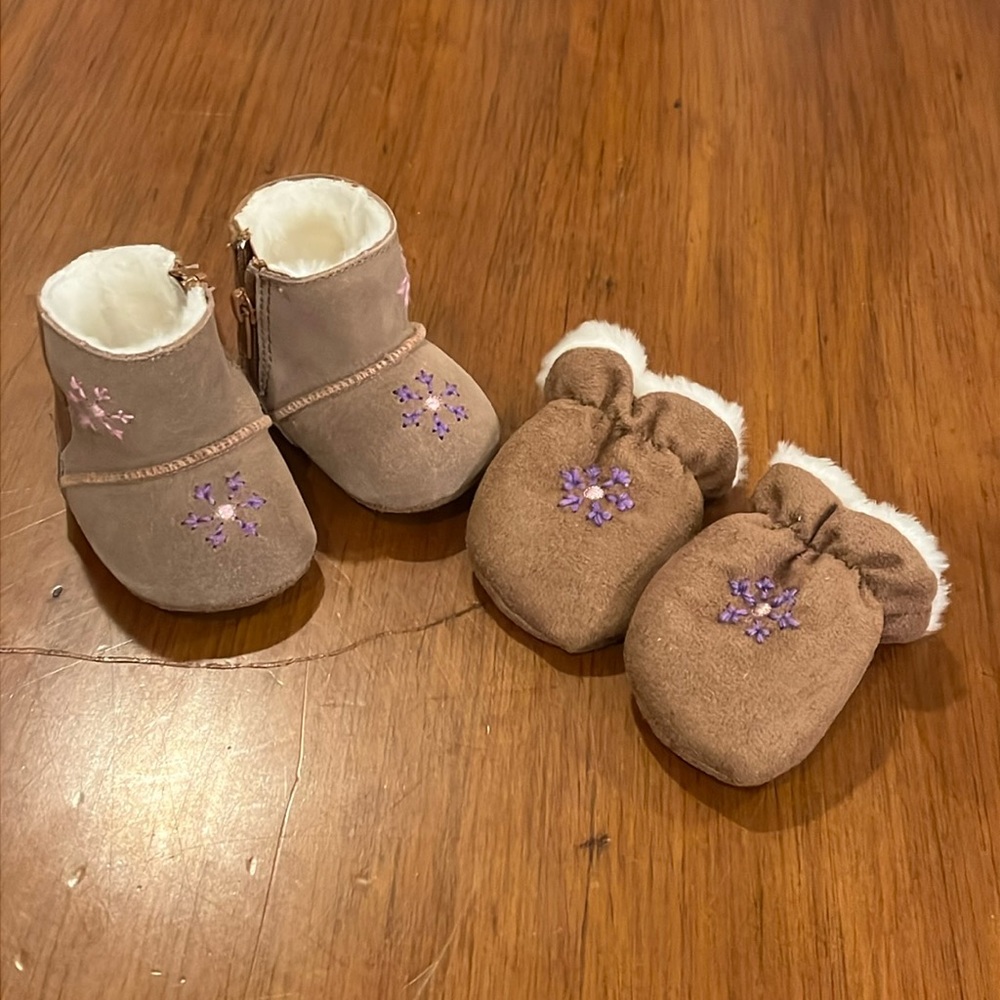 Weebok by Reebok Mini Snowflake Baby Infant Booties Boots and Mitts set Size 0